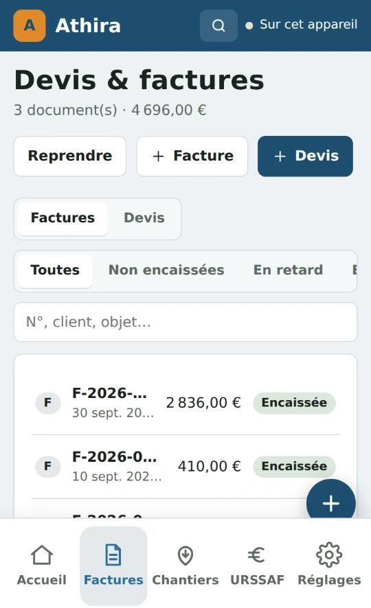 Écran Devis et factures d’Athira sur téléphone : liste des factures et de leur statut.